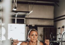 ‘출근 전 10분 운동’이 바꾼 일상 에너지 a person in a gym