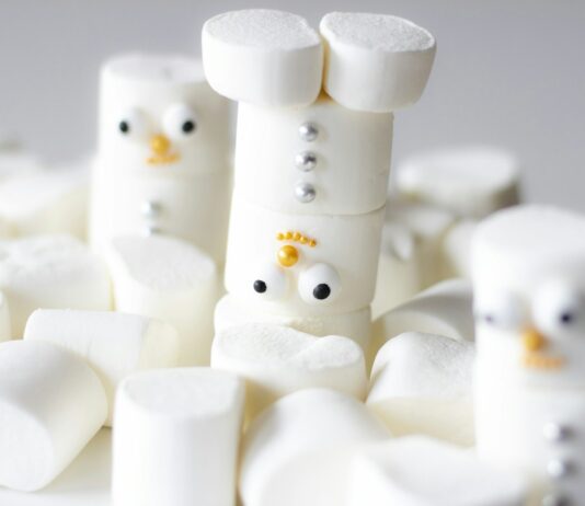 2030세대, ‘무가당·저당’ 식습관에 진심…단맛을 건강하게 즐기는 시대 white and black dice lot