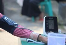 “요즘 자꾸 어지럽고 멍하다면?”…초여름 ‘저혈압 증후군’을 의심하라 person in pink long sleeve shirt holding white samsung android smartphone