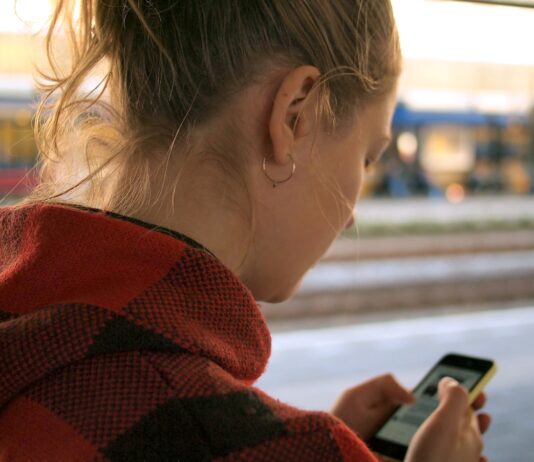 “등이 자꾸 굽는다?”…핸드폰 세대의 새로운 체형 고민, 거북목 말고 ‘등 거북증’ woman holding phone