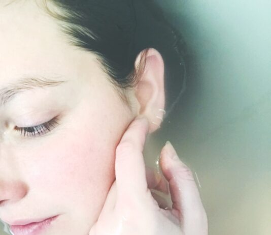 “화장품보다 중요한 건 세안입니다”… 30대 이후 피부, 클렌징부터 바꾸세요 woman soaked in water