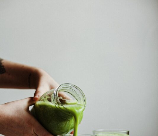 하루 한 번 채소즙, 피로와 피부를 동시에 잡는다 person holding clear drinking glass with green liquid