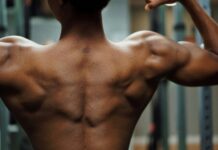“어깨가 자주 결려요”… 승모근이 아니라 ‘소흉근’ 때문일 수도 topless man raising his right hand