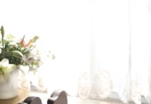 “잠을 자도 잔 것 같지 않아요”…초여름 수면장애, 실내 환경부터 점검 woman sleeping on bed beside book