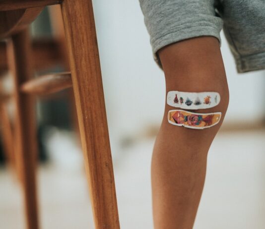 “운동만 하면 무릎이 아파요”…무릎이 말하는 ‘근력 불균형’의 신호 person wearing orange and white cat tattoo
