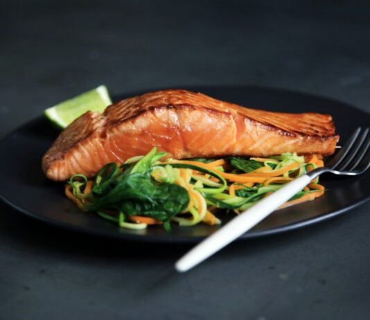 다양한 식단으로 건강을 챙기는 법 grilled fish, cooked vegetables, and fork on plate