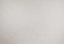 다이어트의 함정: 올바른 방법으로 건강하게 다이어트 하기 person's left hand wrapped by tape measure