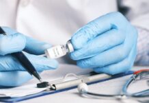 “피곤하면 항상 감기부터 걸린다”…면역력 낮은 사람의 공통점 person in blue gloves holding white usb cable