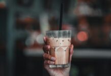 “냉커피 마시면 속이 싸해요”…초여름 ‘찬 음료 소화불량’ 주의보 full filled liquid drinking glass