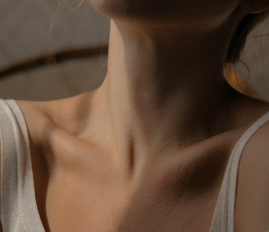 “계속 피곤하고 기운이 없어요”… 혹시 숨은 갑상선 기능 저하 아닐까? woman in white tank top