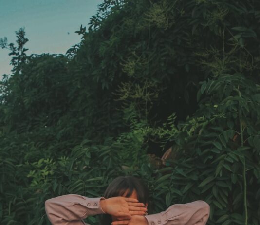 감정이 뒤흔들리는 요즘, 스트레스 호르몬이 보내는 경고를 놓치지 마세요. woman in gray long sleeve shirt covering her face with her hands