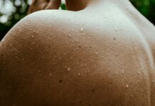 “조금만 걸어도 등에 땀이 흥건해요”… 초여름 ‘등땀 스트레스’는 냉감 루틴으로 a close up of a person's skin