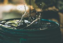 일상생활에서 중요한 물섭취: 하루권장량채우기 water drop on bucket photo