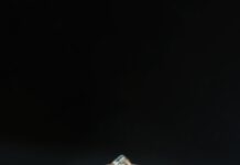 “입냄새가 심해졌다는 말 들었어요”… 냉커피가 만든 구강건조증, 원인일 수 있습니다 a glass filled with liquid sitting on top of a table