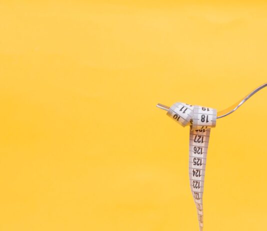 건강한 다이어트, 효과적인 방법과 지속 가능한 습관 형성의 중요성 white and black plane in mid air