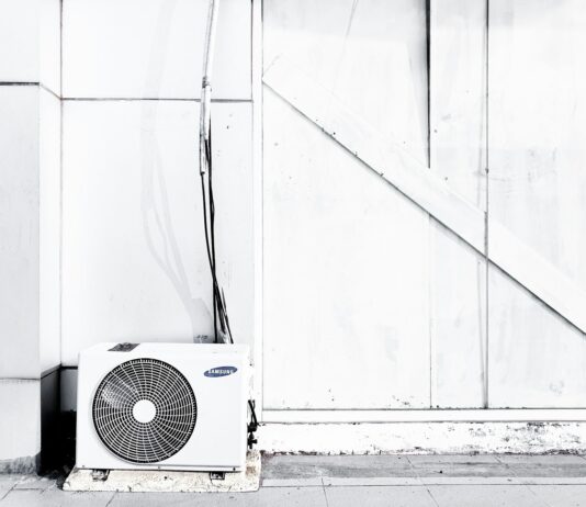 “에어컨만 틀면 배가 아파요”…초여름 냉방 복통, 민감한 장의 경고 grayscale photography of outdoor AC unit