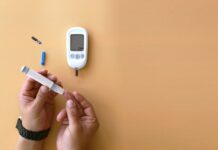 “손이 자꾸 떨려요”…초여름 ‘저혈당 쇼크’ 신호일 수 있어요 a person holding a thermometer next to an electronic device