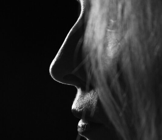 “하루 종일 입이 마르고 끈적해요”…초여름 ‘구강 건조’의 복병 grayscale photo of woman kissing mans cheek