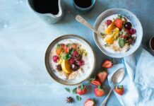 “건강한 다이어트의 핵심, 균형 잡힌 식단과 운동의 조화 two bowls of oatmeal with fruits