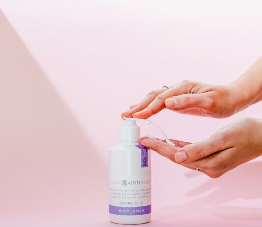 “피부는 괜찮은데 자꾸 간지러워요”…초여름 ‘알레르기성 가려움’ 대처법 person holding white and purple plastic bottle