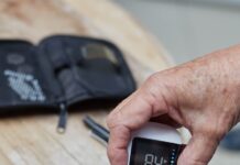 “식사 후에 졸려요”… 혈당 스파이크가 일으키는 숨은 위험 a person holding a gluco-meter.