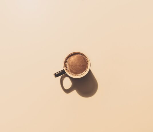 “빈속에 커피 마시면 속 쓰려요”… 아침 루틴이 위장을 망치고 있었다 brown ceramic teacup