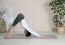 상쾌한 아침을 시작하는 스트레칭 a woman is doing a yoga pose on a mat