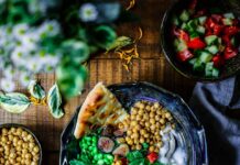 면역력 높이는 식습관, 건강의 기초를 다지다 silver spoon on black ceramic bowl with vegetables