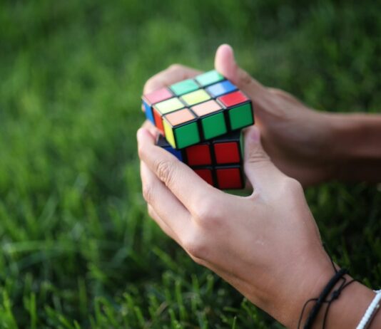 뇌 건강 지키고 치매 예방하는 생활습관 5가지 a person holding a cube