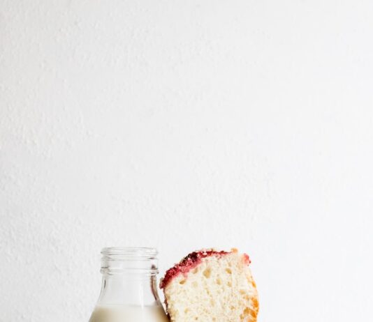 골다공증 예방하려면? 튼튼한 뼈 건강 관리법 baked bread and black glass of milk