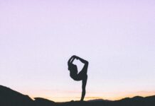 직장인들이 요가를 해야 하는 이유 woman standing with her one leg