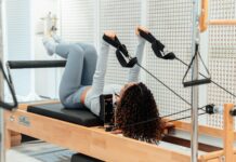 헬스 트렌드 중 하나, 필라테스 a woman is doing exercises on a rowing machine