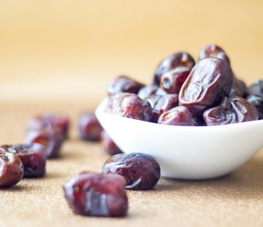장 건강과 면역력: 식이섬유가 주는 놀라운 힘 brown round fruit on white ceramic bowl