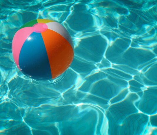 초여름, 건강을 지키는 방법들 white and multicolored beach ball
