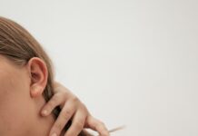 만성 통증 관리에 효과적인 대체요법 5가지 woman in white dress shirt