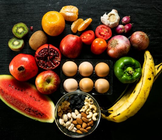 올바른 식단으로 건강을 지키자… 균형잡힌 식단의 중요성 yellow banana red apple and yellow banana fruit