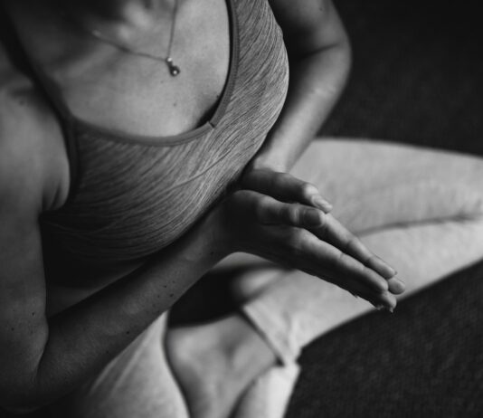 만성 통증, 대체요법으로 삶의 질 높인다 woman in white tank top and panty