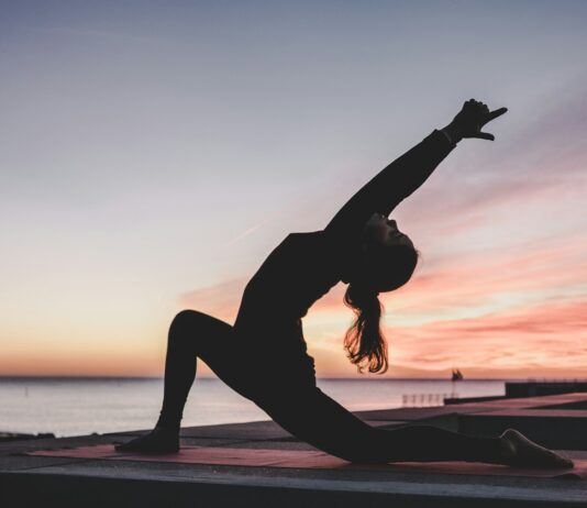 만성 통증 관리와 대체요법 silhouette photography of woman doing yoga
