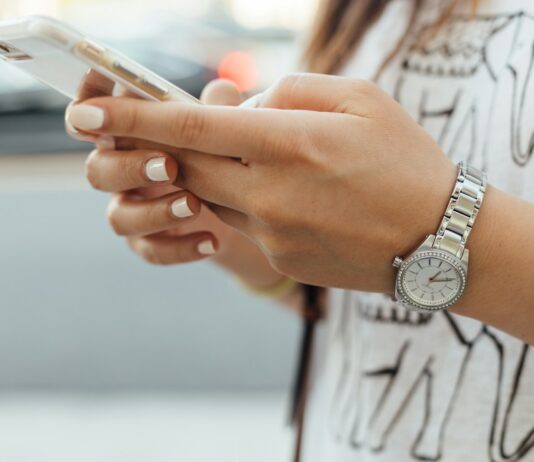 디지털 디톡스, 정신 건강 지키는 첫걸음 woman holding iPhone during daytime