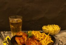 저탄고지(LCHF) 식단, 체중감량 효과 vs. 건강 위험성 논란 fried chicken on red and white ceramic plate