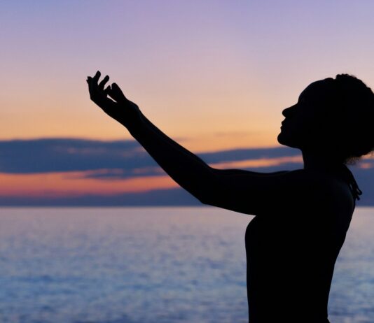 정신건강에 대한 MZ세대의 다양한 노력 silhouette of woman raising her right hand