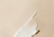 서머스킨: 올바른 스킨케어로 건강한 여름 피부 만들기 white cotton buds on white surface