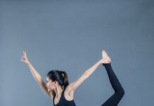 직장인들이 요가를 해야 하는 이유 woman in black tank top and black pants raising her hands