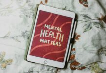 디지털 디톡스와 정신 건강: 디지털 세계 속에서 정신 건강을 회복하는 방법 a tablet with the words mental health matters on it