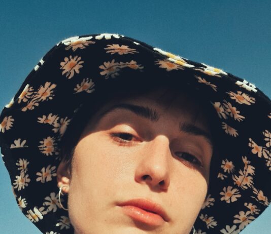 여름철 피부 건강, 어떻게 지킬까? 올바른 관리법 대공개 woman wearing black and white floral hat