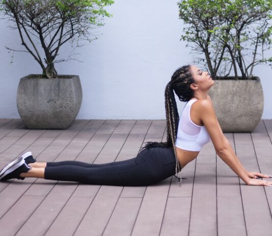 활기찬 하루를 시작하는데 도움이 될 수 있는 스트레칭 woman in white sports bra and black leggings doing yoga