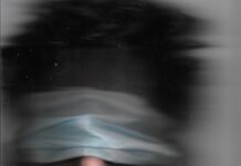 스마트폰과 컴퓨터 과사용, 우리의 눈 건강을 위협한다 a man with a blindfold over his eyes