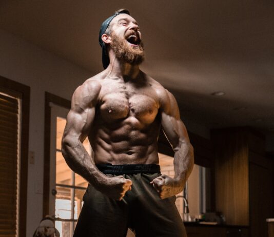 근감소증 예방, 지금부터 실천하는 근육 관리가 답이다 man flexing muscles