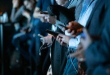 ‘디지털 디톡스’, 정보 과부하 시대의 필수 정신 건강 솔루션 people using phone while standing