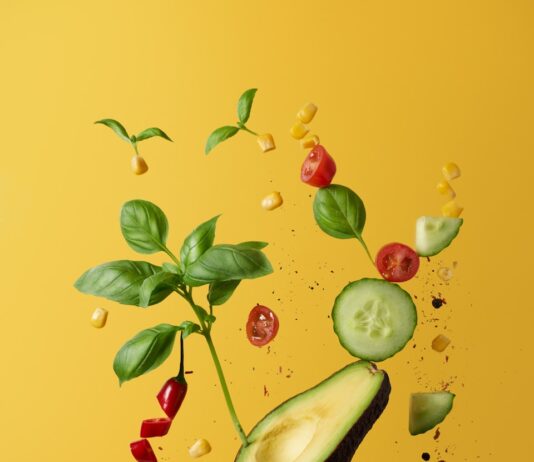 면역력 높이는 식습관, 건강의 첫걸음 green and red fruit with green leaves